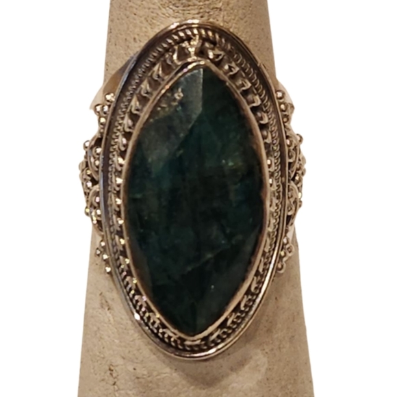 Sterling Silver Intricate Artistry Oval set Green Ring- Size 6. - Picture 1 of 9